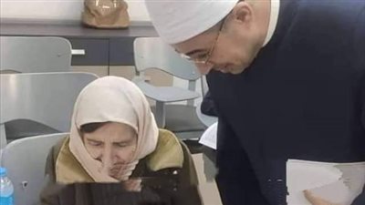 طلب العلم من المهد إلى اللحد.. الأزهر عن السيدة المسنة بامتحانات الثانوية: روسية وفي طريقها للجامعة