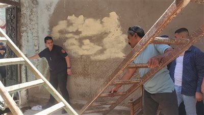 هبوط أرضي مفاجئ بميدان البدري بأسيوط.. والمحافظ يوجه بسرعة التدخل |صور