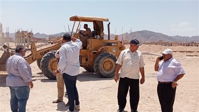 إزالة 4 حالات بناء دون ترخيص بسفاجا | صور