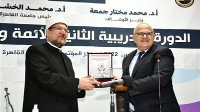 الخشت يهدي درع جامعة القاهرة لوزير الأوقاف تقديرًا لجهوده في تجديد الخطاب الديني ونشر الفكر الوسطي