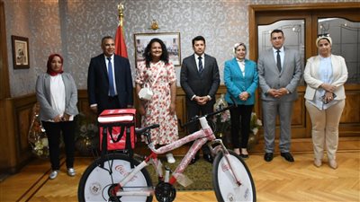 وزير الرياضة يُكرِم فتاة دليفري الإسكندرية ويُهديها دراجة مجانية