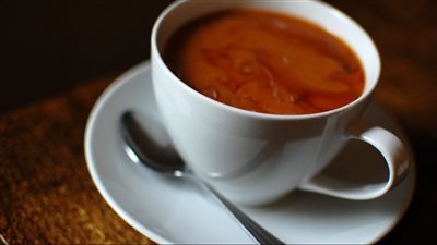 دراسات جديدة: شرب القهوة الساخنة يزيد من خطر الإصابة بسرطان المريء