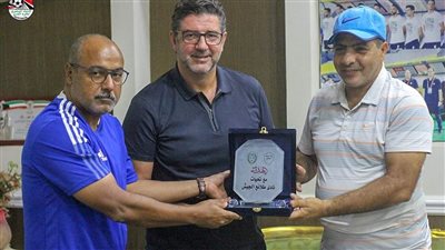 طلائع الجيش يهدي فيتوريا درع النادي خلال زيارته للفريق