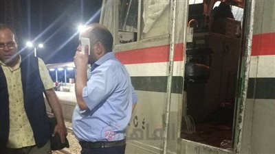 إصابة قائد قطار بعد رشقه بالحجارة من مجهولين بمحطة سمالوط.. وتوقف حركة السكة الحديد | صور