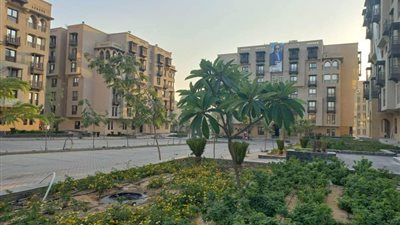 سور مجرى العيون من العشوائية لـ كمبوند سكني فاخر| صور 