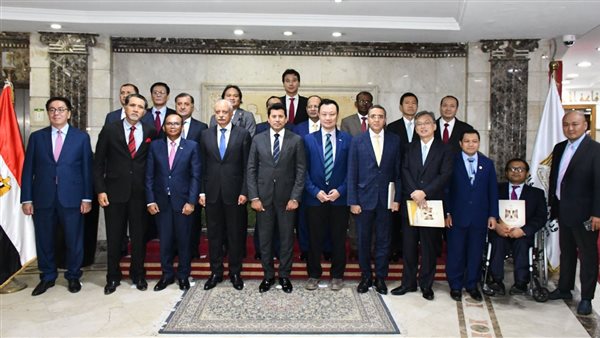 وزير الرياضة مع مجموعة