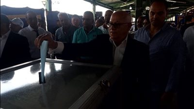 وسط إقبال كبير.. محافظ بورسعيد يدلي بصوته في انتخابات النادي المصري | صور وفيديو