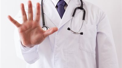 ضربونا بـ كُرسي.. تفاصيل تعدي أسرة مريضة على طبيب وطاقم تمريض في مستشفى قصر العيني