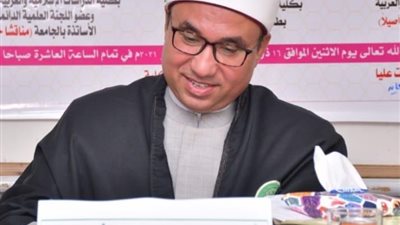 هل يجب على الزوجة خدمة زوجها وإرضاع ولدها؟..أستاذ بـ الأزهر يجيب