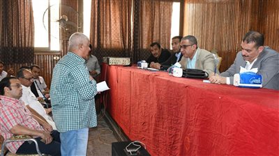 تعديات وأكشاك تجارية مخالفة.. محافظ الفيوم يستمع لشكاوى المواطنين ويوجه بحلها