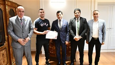 وزير الرياضة يكرم عبد الرحمن الصيفي صاحب ذهبية السومو بدورة الألعاب العالمية