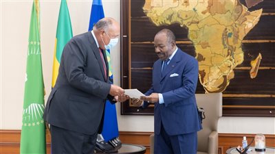 وزير الخارجية يسلم دعوة من السيسي إلى رئيس الجابون لحضور COP27.. وإشادة متبادلة بمستوى العلاقات