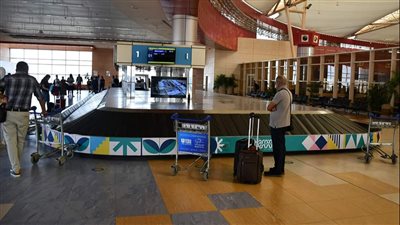 استعدادا لمؤتمر تغير المناخ.. تركيب لافتات الهوية البصرية بمطار شرم الشيخ الدولي | صور