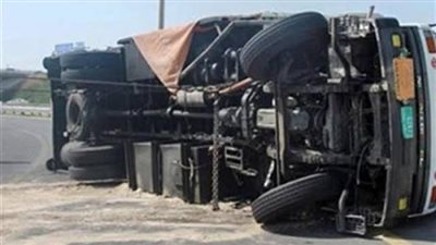 انقلاب سيارة نقل بمقطورة محملة بالأسمدة على الطريق الصحراوي الغربي بسوهاج