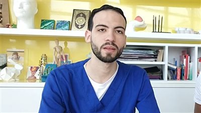 ممرض الرحمة عن جلوسه بجوار طفلة مصابة بالسرطان: كنت بساعدها علشان تنام | بث مباشر 