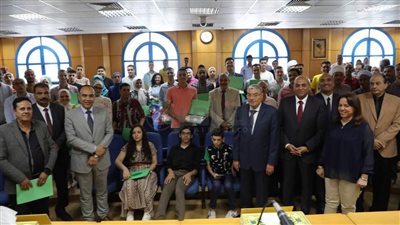 بينهم 3 طلاب من ذوي الهمم.. محافظ المنيا يكرم أوائل الثانوية العامة على مستوى المحافظة