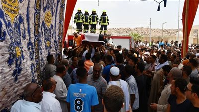 محافظ أسوان يتقدم الجنازة العسكرية للشهيد النقيب مصطفى علام