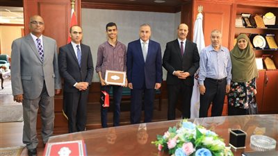 محافظ سوهاج يُكرم أوائل الثانوية العامة من أبناء المحافظة | صور