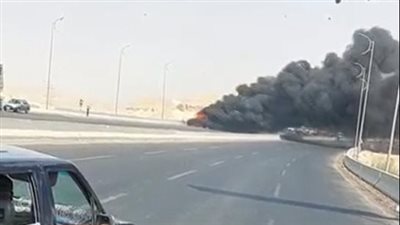 فيديو يرصد لحظة اندلاع حريق في أتوبيس على الطريق الدائري الأوسطي بالقرب من حلوان