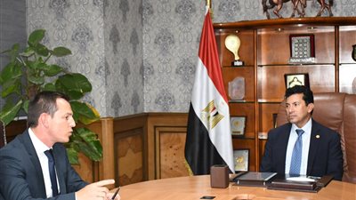 وزير الرياضة يبحث توفير أنظمة الطاقة الكهربائية الذكية بالمنشآت الشبابية والرياضية 