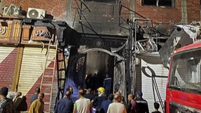 السيطرة على حريق اندلع في مول تجاري و7 محال تجارية بسوهاج.. ومدير الأمن ينتقل إلى مكان الحريق| صور 