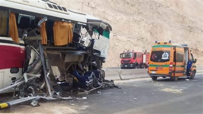 3 وفيات و30 مصابًا في حادث تصادم أتوبيس سياحي بسيارة نقل بطريق الجلالة | أسماء