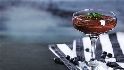 وصفات حلويات باردة بالصور والمقادير.. موس شوكولاتة وكيك