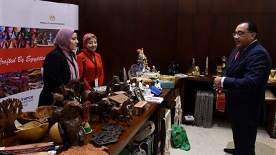 رئيس الوزراء يتفقد معرض أيادي مصرية تحت عنوان «بكل فخر.. صنع في مصر»