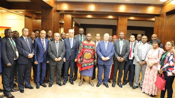 محافظ القاهرة مع