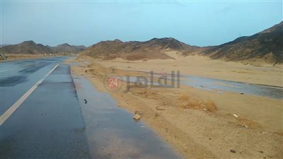 أمطار غزيرة على طريق سفاجا قنا جنوب محافظة البحر الأحمر| صور