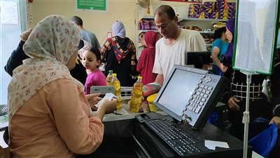 إقبال مُكثف من المواطنين على منافذ السلع التموينية لصرف الدعم الاستثنائي بالغردقة | صور