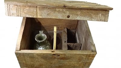 متحف كوم أوشيم يعلن عرض صندوق خشبي لحفظ زجاجات السوائل | صور 