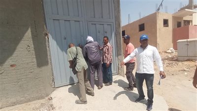 تفاصيل غلق وتشميع 24 نشاطًا تجاريًا مخالفًا بالعاشر من رمضان | صور