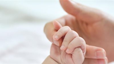 حمل ثقيل على كف رقيق.. رحلة مريم ذات الـ10 أشهر من غرف دار الإيواء إلى عنابر جلسات الكيماوي