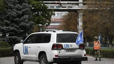 رئيس الوكالة الدولية للطاقة الذرية يغادر محطة زابوريجيا رفقة بعض المرافقين له