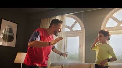 حمادة هلال يناقش قضية الأب المستهتر في أغنية تكا تكا | فيديو