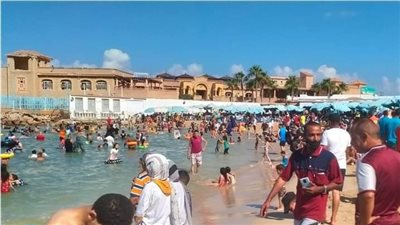 إقبال على شواطئ الإسكندرية في الجمعة الأولى من سبتمبر
