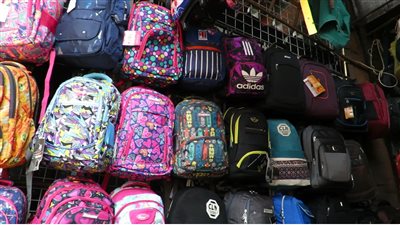 انخفاض أسعار الشنط المدرسية.. جولة داخل سوق الجمعة بحي السيدة عائشة | بث مباشر 