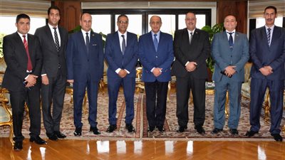 وزير الطيران يلتقي أعضاء اللجنة النقابية للعاملين بالوزارة