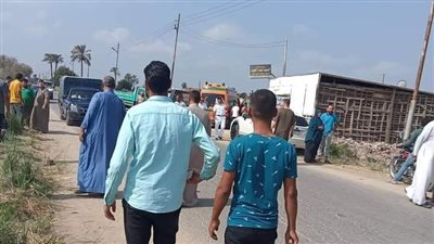 مصرع وإصابة 4 أشخاص في انقلاب سيارة بترعة بالشرقية | صور