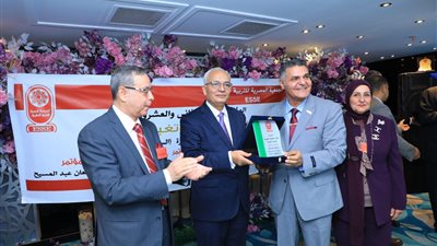 بعد أزمة لبلبة.. وزير التعليم يكرم رواد التربية العلمية |صور