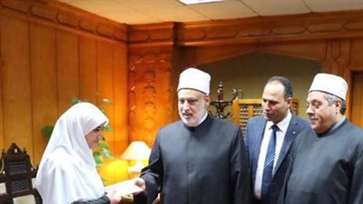 من بين 600 طالب وطالبة.. وكيل الأزهر يكرم الطالبة الفائزة بتمثيل مصر في أولمبياد الألكسو