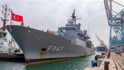 لأول مرة منذ 12 عامًا.. سفينة حربية تركية ترسو في ميناء حيفا بـ إسرائيل