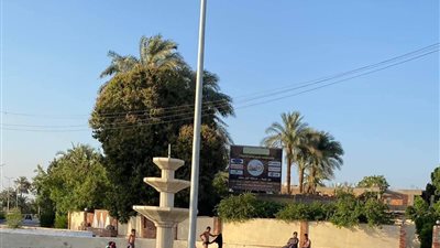 أطفال بالأقصر يلجأون لـ النوافير العامة هربًا من حرارة الجو