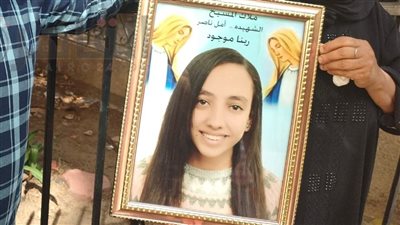 والدة طفلة البراجيل قبل بدء جلسة محاكمة المتهم بقتلها: مش هرتاح غير لما اسمع خبر إعدامه