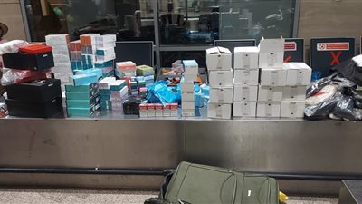 ضبط راكب حاول تهريب 32 تليفونًا و740 عبوة بضائع 