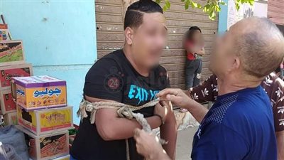 أهالي قرية بالغربية يلقنون لصًا علقة ساخنة حاول سرقة سوبر ماركت