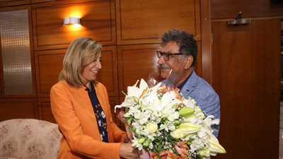 عقب حصوله على وسام جوته من ألمانيا.. وزيرة الثقافة تستقبل الفنان محمد عبلة بمطار القاهرة