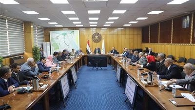 وزير القوى العاملة يناقش آليات تقديم الخدمات للمواطنين بالمحافظات بشكل لائق