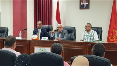 محافظ بورسعيد يناقش إجراءات استقبال العام الدراسي الجديد